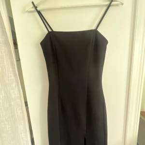 Jättefin svart och tight klänning med slits. Väldigt fint skick!💕
