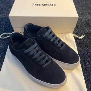 Axel arigato skor - 🟦 säljer dessa skor från Axel arigato. Allt og ingår✅. Hör gärna av er vid frågor eller för fler bilder. 