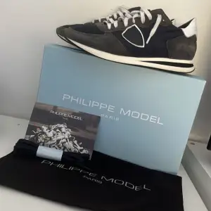 Säljer dessa Philippe model trpx skor i storlek 40. Box och allt medföljer. Nypris 3000kr   Skick 7,5/10 de har några defekter men annars bra skick Pris kan diskuteras inget är spikat i sten Bara höra av dig om du har några funderingar. 