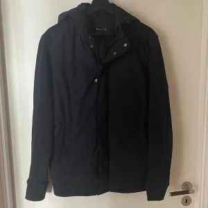 Massimo Dutti Cardigan  - En sparsamt använd Massimo Dutti cardigan! Avtagbar luva. 9/10 Perfekt nu inför kommande höst!  