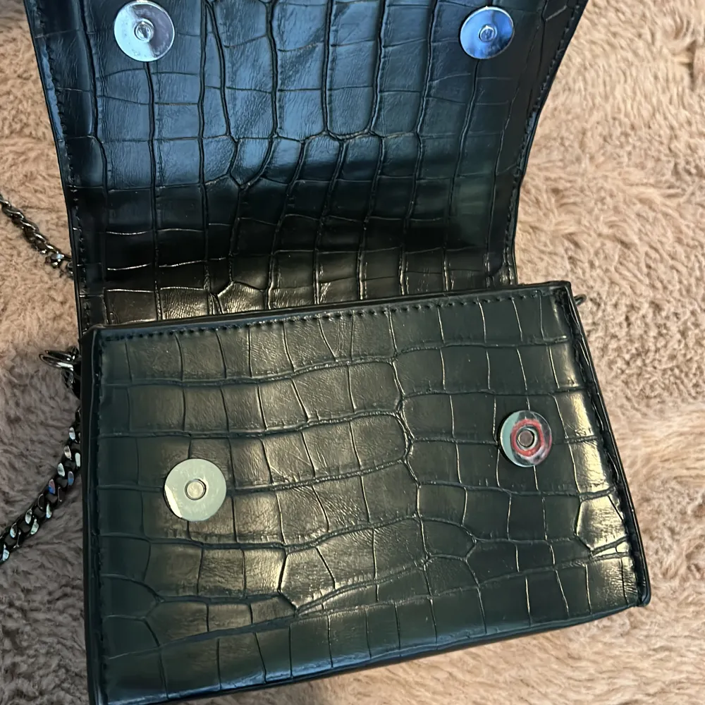Säljer denna fina svarta väska från Zara! Den är använd ett fåtal gånger, som ny! Tror att jag köpte den för 299 kr. 🖤pris kan diskuteras!!!. Väskor.