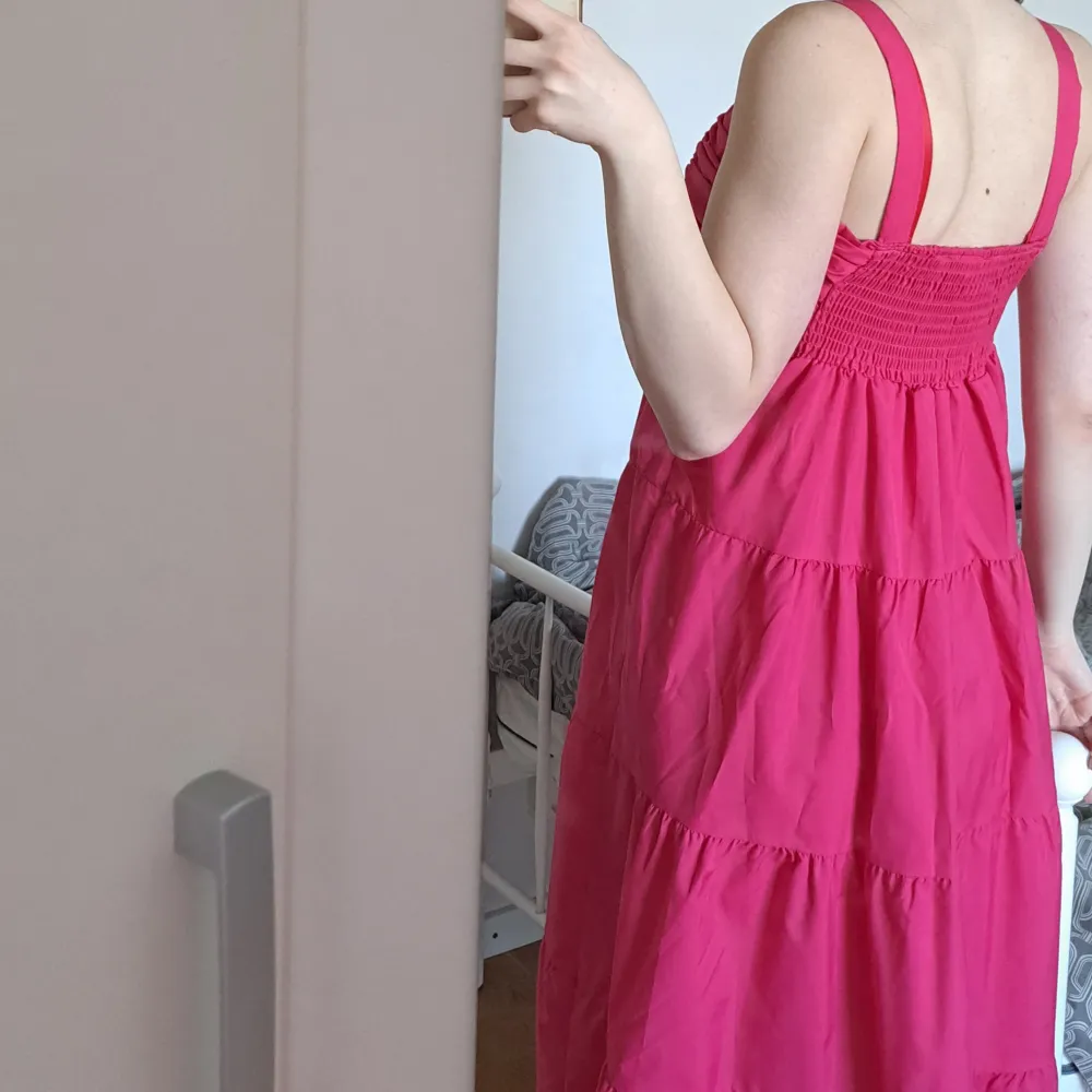 Super söt rosa klänning, som också går att använda som lågmidjad kjol, storlek S🤍 Endast testad, så i nyskick!! Köpt från Grekland förra sommaren. Postar samma dag du köper. Övrigt.