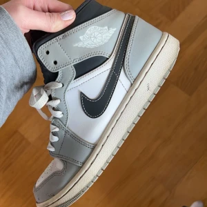 Jordan 1 mid light smoke - Säljer min frus gamla jordan 1or! I bra skick och inga skador förutom crease. Nypris 1500 mitt pris 900! Priset e diskuterbart!