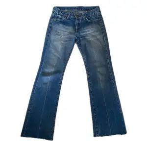 Låg midjade Bootcut jeans i storlek 28x32 (men de är klippta så skulle säga 30 i längd). Bra form och i gott skick! (Finns slitage vid fickorna och längst ner) 