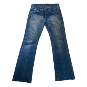 Low-waist Bootcut Jeans  - Låg midjade Bootcut jeans i storlek 28x32 (men de är klippta så skulle säga 30 i längd). Bra form och i gott skick! (Finns slitage vid fickorna och längst ner) 
