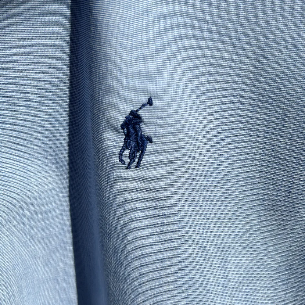 Ljusblå ralph lauren skjorta i skick som nytt! Helt utan defekter! Nypris ligger på ca 1500. Säljes då den inte passar mig.. Skjortor.