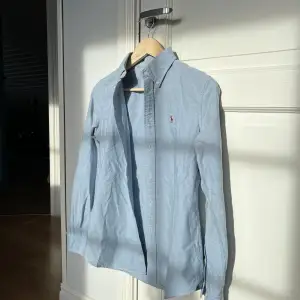 Snygg Polo Ralph Lauren skjorta i storlek S. Använd några fåtal gånger. Svarar gärna på dina frågor🌟