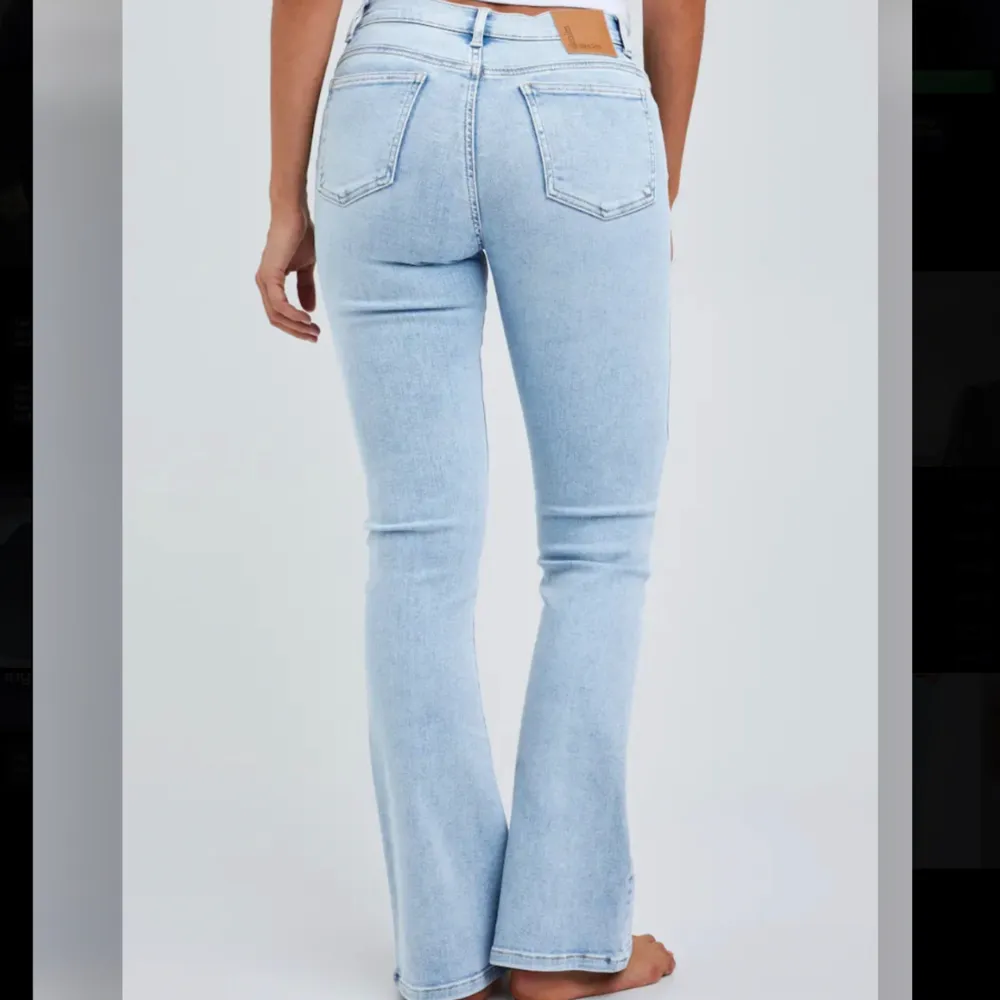 Low flare jeans 520 Waist xs   Length 33 Har använt dom 2 gånger Säljer för jag inte tycker den modellen passar mig. Jeans & Byxor.