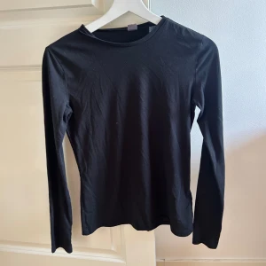 Tröja - Basic långärmad tröja, skönt material, lägger sig fint på kroppen