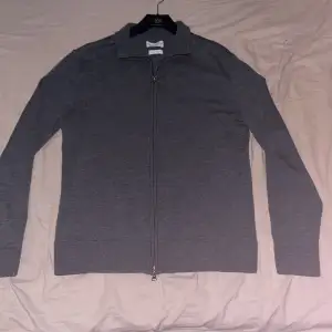 Tjena, säljer denna These Glory Days full zip🔥 Den är 100% merino ull känns som cashmere🧊 Den är knappt använd och är i skick 10/10🔥 Skriv till mig om funderingar🔥🔥 Går självklart ner i pris vid snabb affär🔥👍🏼🧊