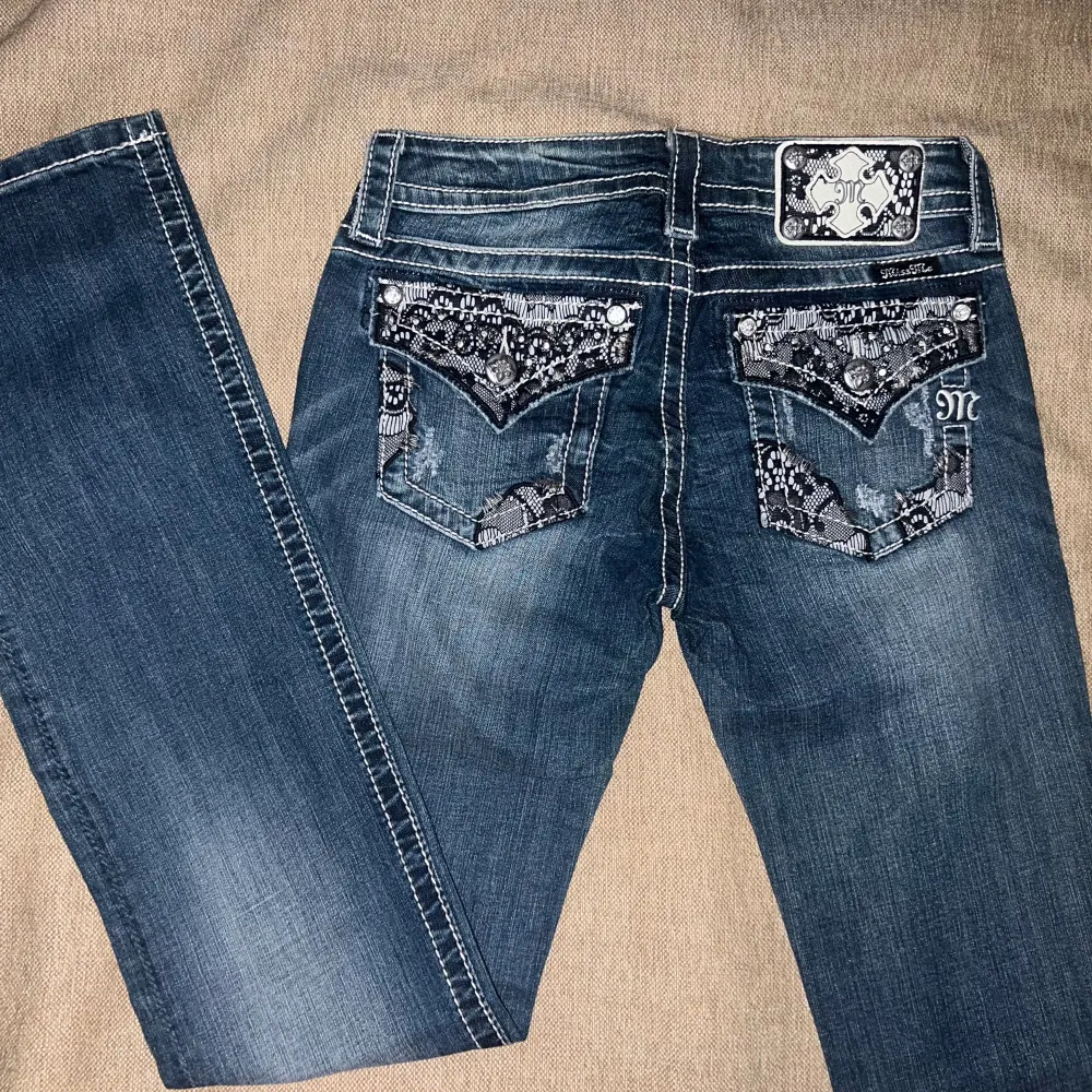 Helt nya lågmidjade bootcut miss me jeans i perfekt skick! Dom är i storlek 26. Hör gärna av er vid frågor eller för mer bilder💞                                                         🤍midjemått: 75 cm🤍Benlägnd: 83 cm Gmail: trendigaklader@gmail.com. Jeans & Byxor.