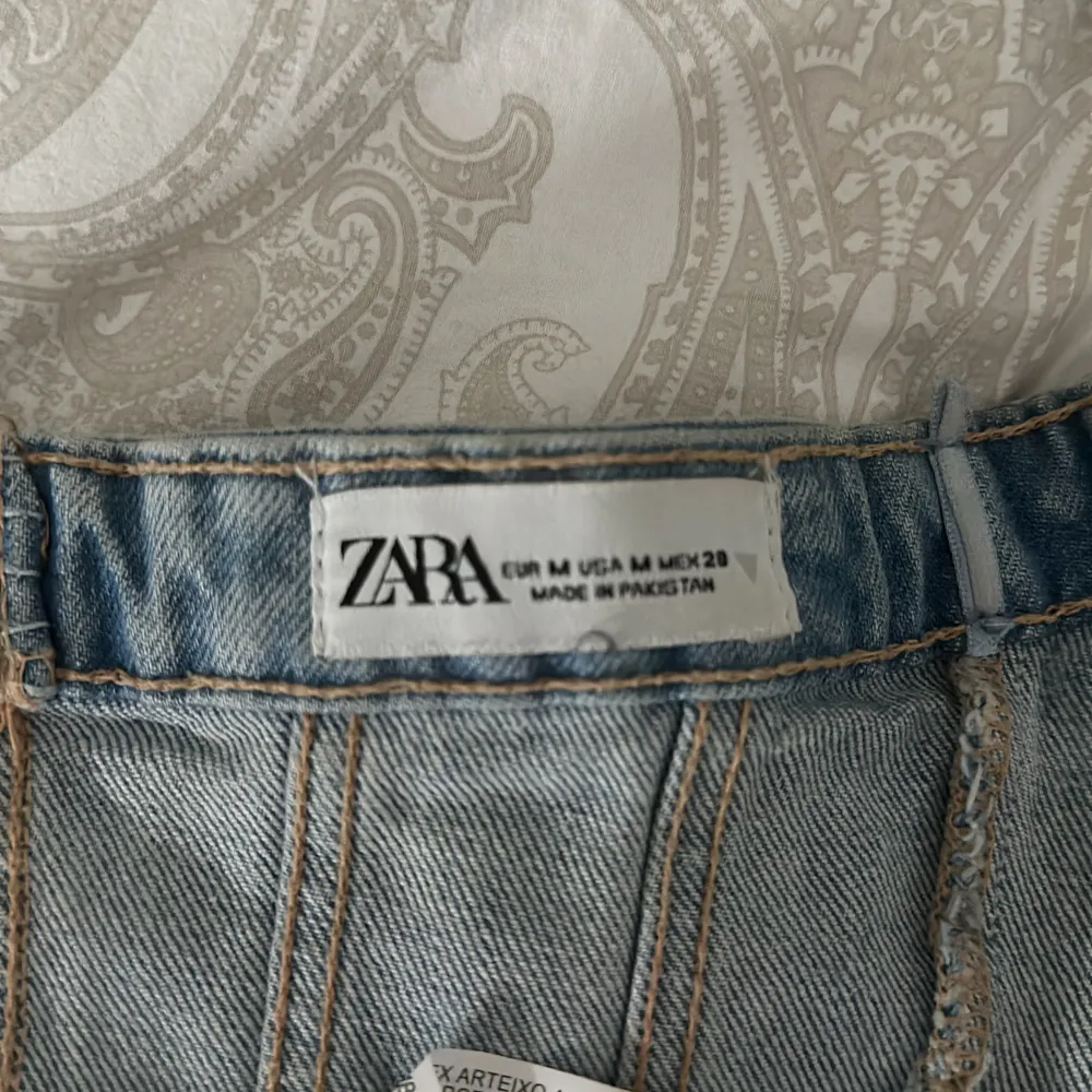 Säljer denna jeans korsett ifrån Zara i storlek M, den är aldrig använd . Toppar.