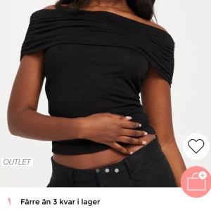 Off shoulder top  - Helt nyskick med prislappen kvar, köpt från Nelly i storlek 32 passar S