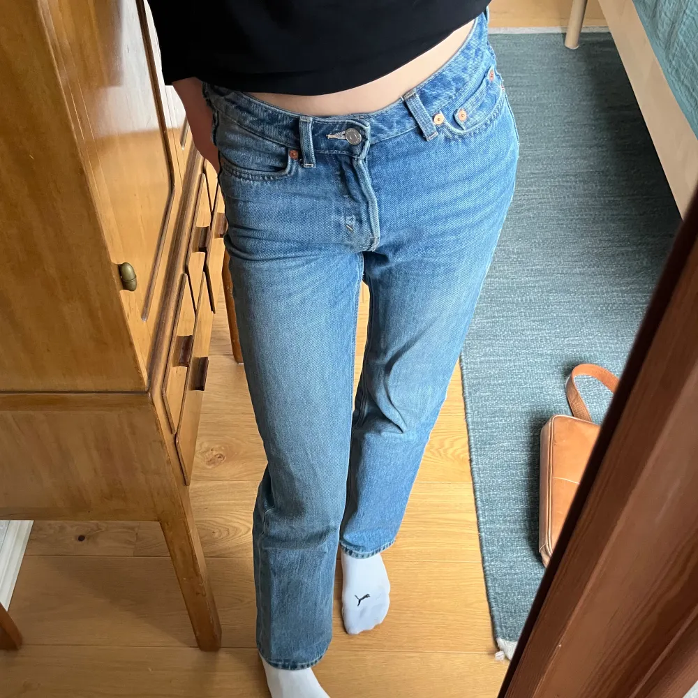 Säljer mina fina blåa jeans från Weekday. Modellen är pin mid straight jeans. Storleken är W 24 L 30. Jeansen är i bra skick och fläckfria. Köpte för 600 kr, säljer för 280 kr. . Jeans & Byxor.