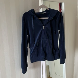Gina Tricot zip hodie  - Jätte fin zip hodie från Gina Tricot, säljer då den inte längre kommer till användning💓