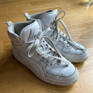 Vita Puma sneakers  - Säljer de här lite högre puma sneakers, okej skick, använde de rätt mycket förut men inte längre 💕