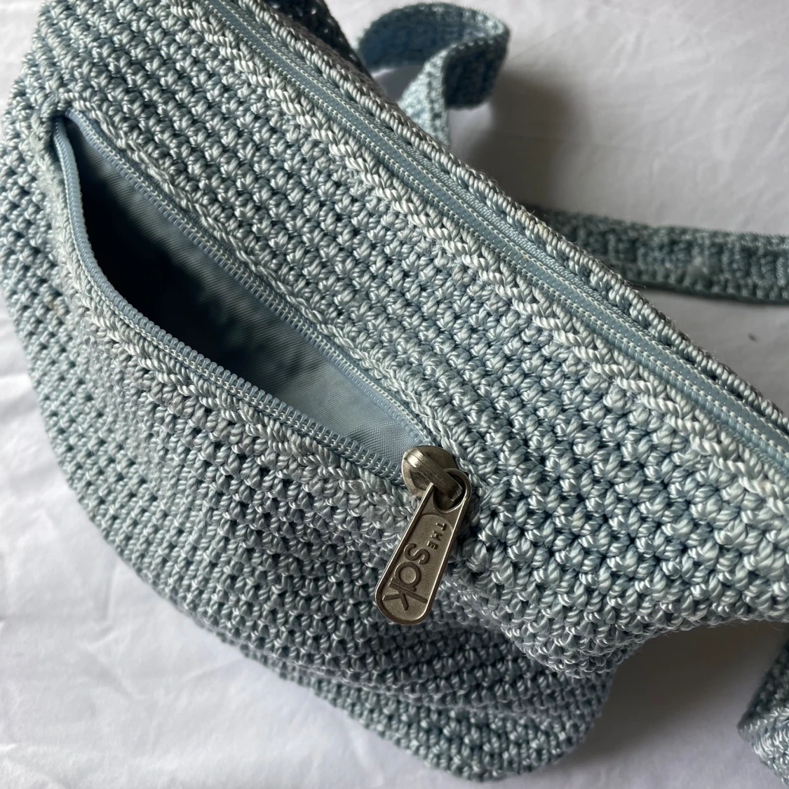 Ljusblå virkad väska från The Sak - 93