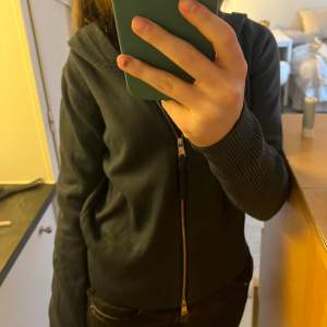 zip up tröja som är stickade pch liknar soft goat. vet ej märket - men köpte den i frankrike för typ 800kr