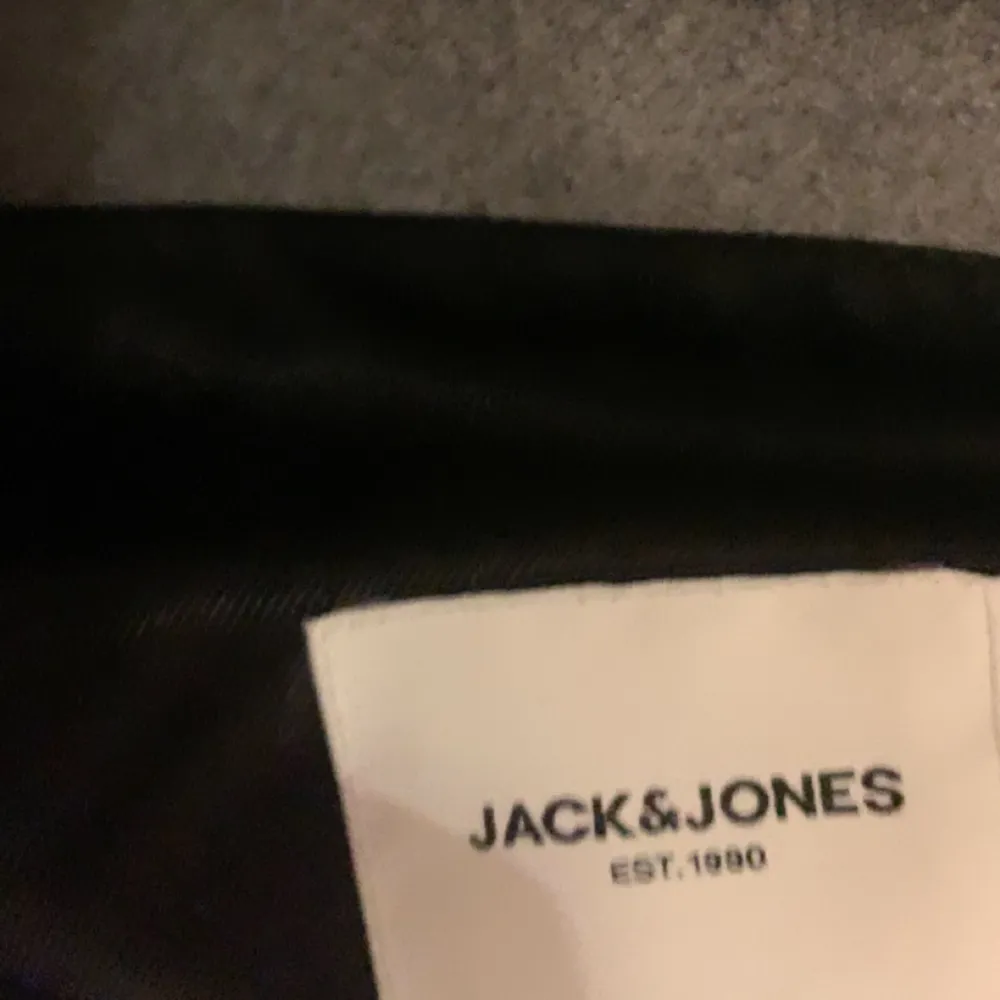 En fin overshirt jacka som jag inte använder längre köpt på jack & Jones bara att höra av er vid intresse . Jackor.