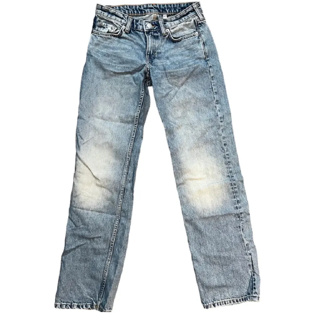 Lågmidjade straightleg jeans från weekday i modellen ”Arrow low”. Använda fåtal gånger så jeansen är i nyskick, inga defekter eller slitningar. Midjemått: 33cm Innerbenslängd: 76cm Storlek: W25 L32 . Jeans & Byxor.