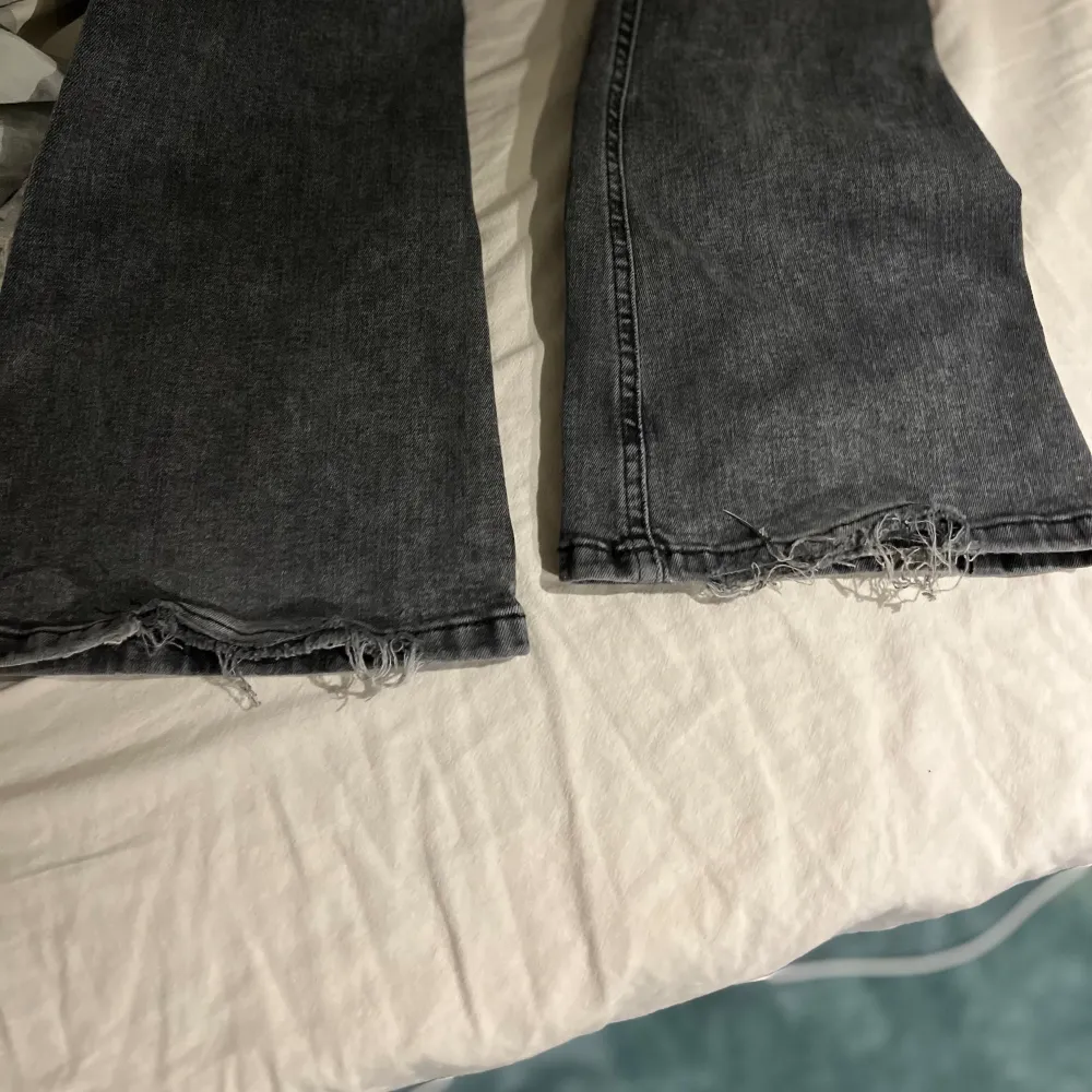 Gråa lågmidjade bootcut jeans från Gina i stl 32. Fint skick men lite slitna där nere pågrund av att dom är lite långa (se bild)  Nypris 500kr säljs för 200kr+frakt. . Jeans & Byxor.