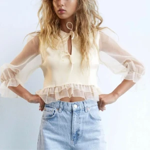 Blus från Zara - Ny med prislapp på. Endast testad. Storlek S med knytning fram. 