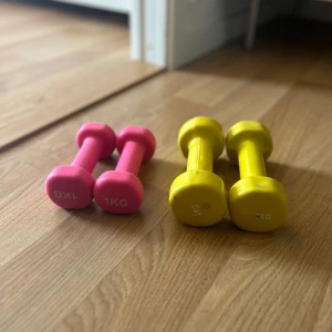 Hantlar  - 1 kg och 2 kg hantlar. Knappt använda alls och bra skick. 