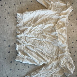 offshoulder top - Jätte fint skick, inte blivit använd.  Tunn och skön till sommaren, skulle kanske behöva en strykning