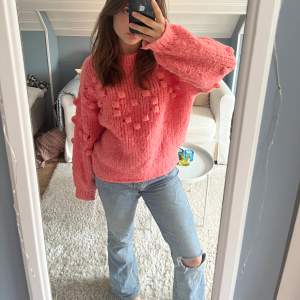 Säljer denna rosa stickade tröja från Gina tricot💓Det står att den är i storlek L men passar mig super som normalt bär s-xs!💕