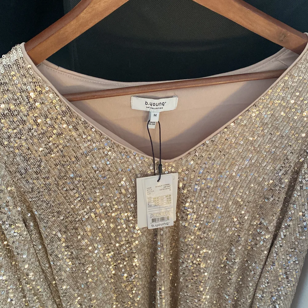 En jätte fin festklänning som är beige och glittrig! Säljer klänning pga fel storlek! Köpt på Zalando! Ny pris 900 . Klänningar.