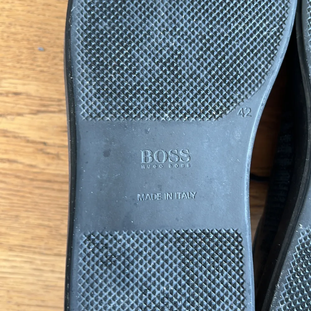 Hugo boss sneakers strl 42 Läder  Använda 3 gånger och är i nyskick.. Skor.