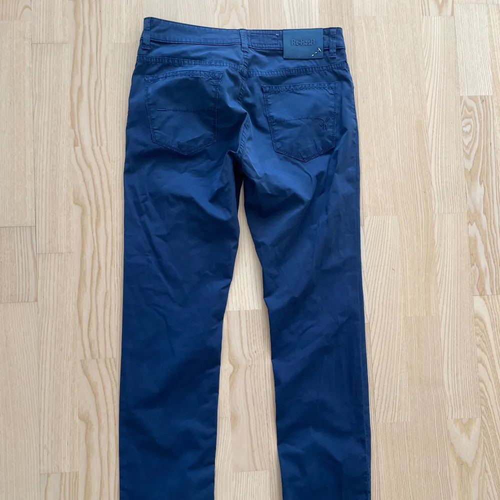Blå herrbyxor från Re-Hash. Bra skick. Bredd i midjan: 38 cm. Längd: 97 cm, innerbensmått: 75 cm. Material: 96% bomull, 4% lycra.. Jeans & Byxor.