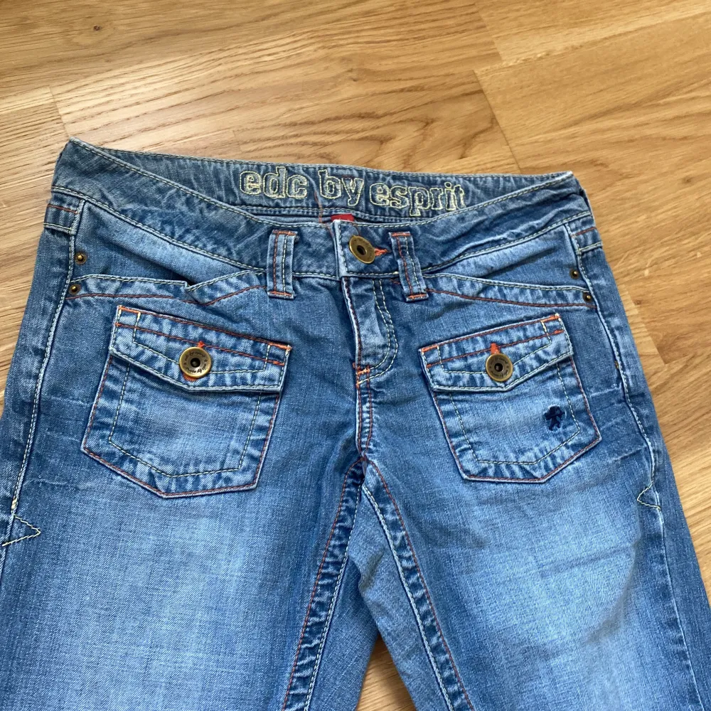 Ett par coola jeans med många snygga detaljer. Innerbenslängden är 73,5 cm och midjemåttet är 38 cm tvärs över. Skriv privat för mer info🤙🏻. Jeans & Byxor.