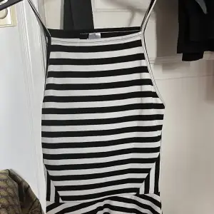 Cute striped summer dress in great condition. Only used once. Size EUR 36. Price can be discussed.