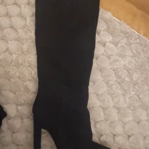 Klackar - Stövlar till strax under knäna, endast använda 1 gång nypris 1700