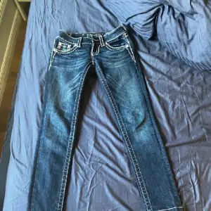 Hej! Säljer ett par jätte snygga miss me jeans som tyvärr inte passar mig! Inga defekter, nästan helt nya! Jätte snygga par inför sommaren, storlek är W24 men dom kan även passa om man är storlek XS-S!
