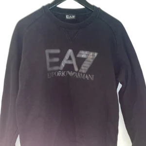 Armani EA7 tröja - Emporio Armani sweatshirt knappt använd  Nyskick då den var lite för liten.  Nypris 1299kr