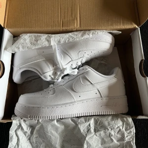 Nike air force 1 - Helt nya, bara testade en gång. Säljes då dom är för stora. Storlek 38.5