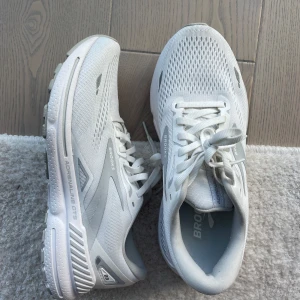 Brooks helt nya - Helt nya Brooks stl 40,5.  Sälj pga fel stl.  Ny pris 1799