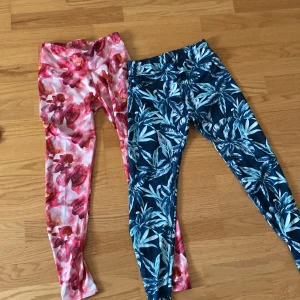 Två träningsbyxor  - Stretchiga träningsbyxor, dem blåa är storlek 170 och de rosa är storlek 158.