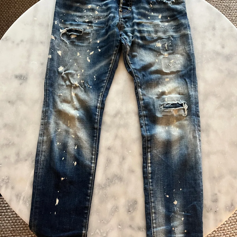 Ett par dsq2 jeans i bra skick o använda antal ggr. Nypris 5300kr.  . Jeans & Byxor.