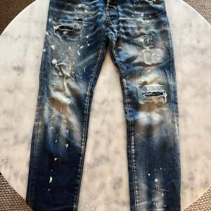 Ett par dsq2 jeans i bra skick o använda antal ggr. Nypris 5300kr.  