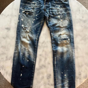 Dsquared2 jeans jr - Ett par dsq2 jeans i bra skick o använda antal ggr. Nypris 5300kr.  