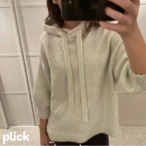 Trekvartärmad stickad hoodie  - Intressekoll på denna stickade hoodie från H&M!!! 🩷🩷 jättefin och inga defekter 