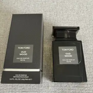 Oud Wood är en riktigt fin doft av Tom Ford, har använt ca 5ml av 100ml Nypris: 3600kr Batchcode: 22259