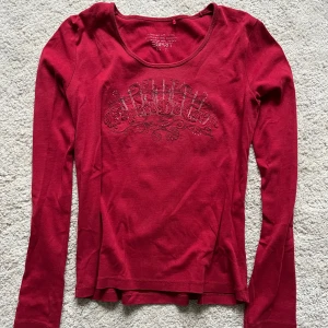 Esprit tröja - Jättefin långärmad tröja från esprit som jag köpte på röda korset men aldrig har använt. Perfekt skick😊själva trycket är broderat och bokstäverna är ett extra lager tyg