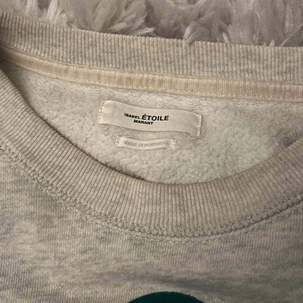 Säljer min gråa Isabel Marant tröja med mörkt grönt märke 💚 Inga skador, super fin!!😇 Köpare står för frakt, är många intresserade blir det budgivning 💕. Tröjor & Koftor.