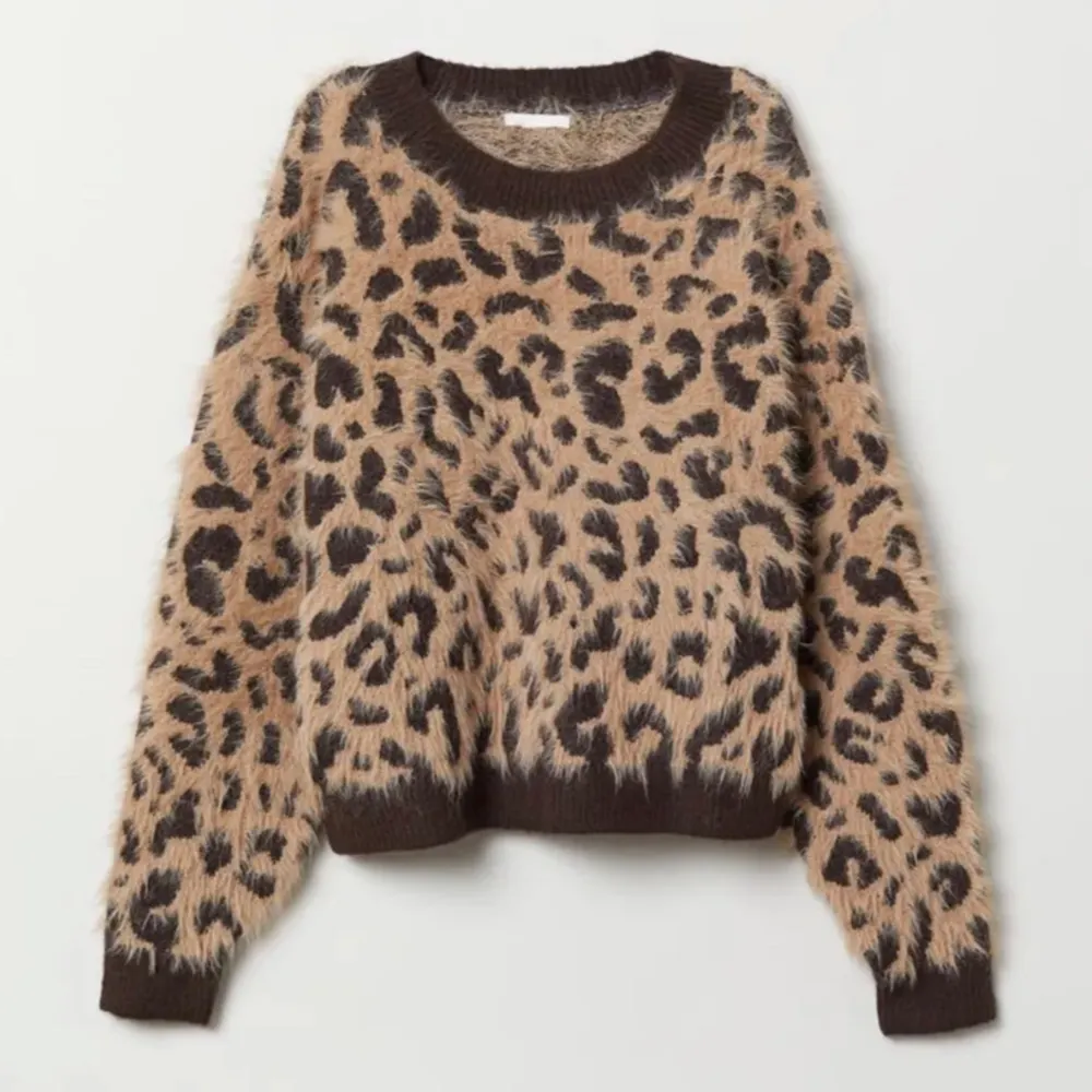 INTRESSEKOLL på min super fina leopard tröja från hm. Endast använd 1 gång. Köpt för 300. Helt slutsåld på hemsidan. Skriv privat vid intresse och även för egna bilder. Säljer ändats vid bra pris!💕💕. Stickat.