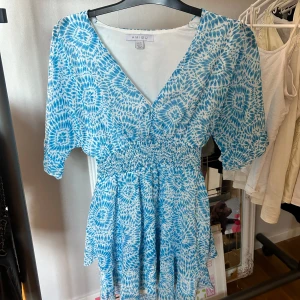 Sommarklänning - jätte fin klänning knappt använd! Använd ungefär 2 gånger! köpte på NEW Yorker kom privat för bilder på. Säljs pga att den inte används längre  