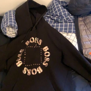Boss  - För stor för mig använd en gång riktigt skönt material köpt på johnells boss hoodie till salu 